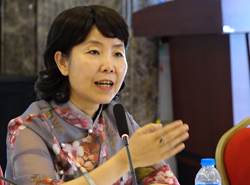 Bà Doãn Hải Hồng - Đại biện lâm thời của Trung Quốc tại Việt Nam chia sẻ với báo chí ngày 6/4. Ảnh: Lộc Chung.