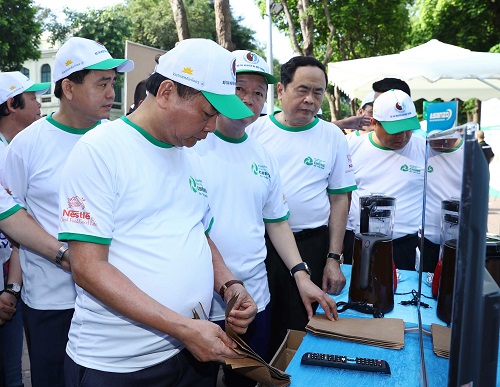 Thủ tướng Nguyễn Xuân Phúc ghé thăm gian trưng bày sản phẩm bao bì thân thiện môi trường của Asanzo.