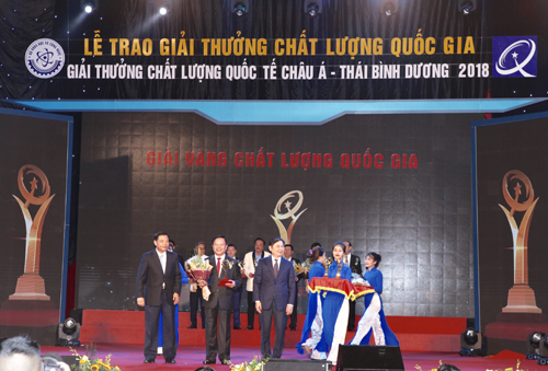 Ông Kuo Ting Hung - Phó tổng giám đốc Vedan Việt Nam nhận giải thưởng.