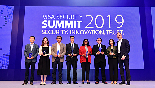 Đại diện các ngân hàng và tổ chức tài chính nhận giải thưởng Champion Security Award.