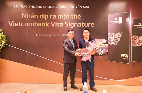 Lãnh đạo Vietcombank chụp ảnh cùng khách hàng trúng giải thưởng kim cương của chương trình.