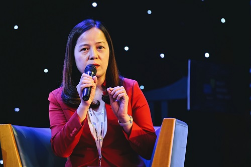 Bà Nguyễn Thị Thúy Bình - Phó tổng giám đốc Vietjet tại diễn đàn về thanh toán không tiền mặt. Ảnh: Q.Đ.