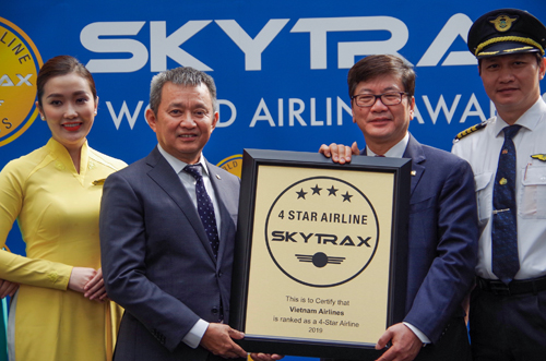 Ông Dương Trí Thành, Tổng giám đốc Vietnam Airlines nhận chứng nhận 4 sao từ
