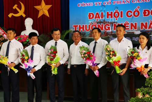 Phó tổng giám đốc Vinalines Phạm Anh Tuấn (thứ ba từ bên trái) giữ cương vị Chủ tịch HĐQT Công ty Cổ phần Cảng Quy Nhơn từ ngày 29/6. Ảnh: Vân Anh