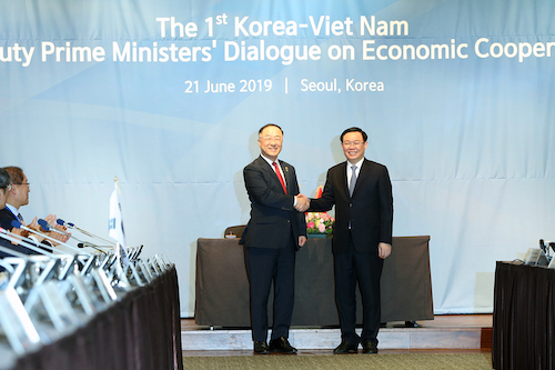 Phó thủ tướng Vương Đình Huệ (phải) và Phó thủ tướng Hàn Quốc Hong Nam Ki tại cuộc đối thoại cấp cao ngày 21/6. Ảnh: VGP
