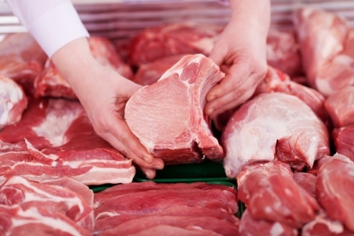 Công ty nghiên cứu thịt trường Ipsos cho rằng nguồn cung thiếu hụt khiến giá bán lẻ thịt heo tăng lên.