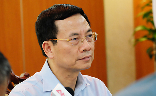 Bộ trưởng Nguyễn Mạnh Hùng tại cuộc họp. Ảnh: Mạnh Hưng
