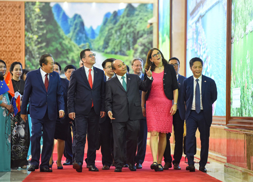 Thủ tướng Nguyễn Xuân Phúc giới thiệu với bà Cecilia Malmstrom - Cao uỷ thương mại của Liên minh châu Âu về thắng cảnh Việt Nam trước lễ ký kết chiều 30/6. Ảnh: Giang Huy.
