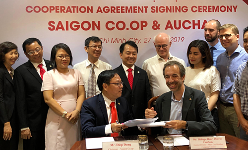 Saigon Co.op cùng Auchan ký kết chuyển nhượng hệ thống 15 cửa hàng. 