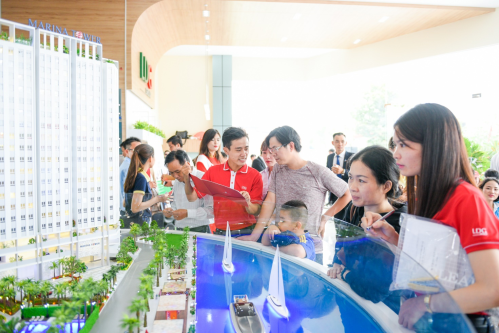 Khách hàng tìm hiểu dự án Khu căn hộ ven sông Marina ở Thuận An.