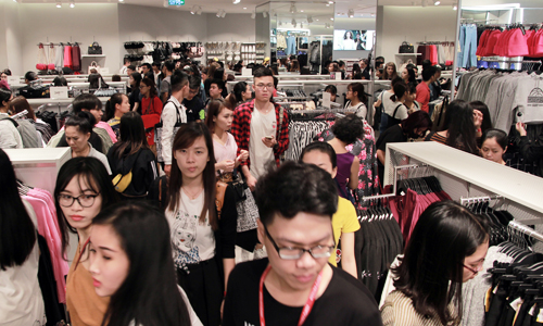Khách hàng chen chân mua sắm trong ngày H&M ra mắt cửa hàng tại Hà Nội năm ngoái. Ảnh: Anh Tú