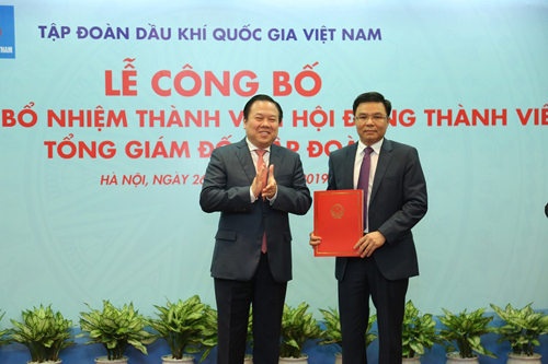 Chủ tịch Ủy ban Quản lý vốn Nhà nước tại doanh nghiệp Nguyễn Hoàng Anh trao quyết định bổ nhiệm cho ông Lê Mạnh Hùng. Ảnh: PVN