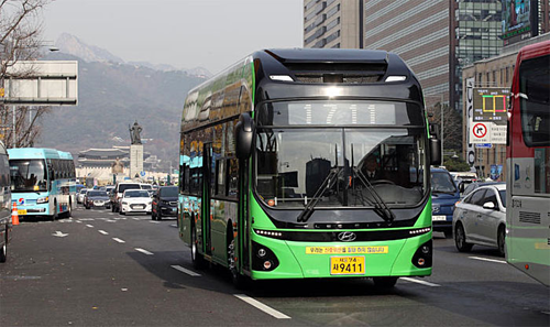 Một chiếc buýt điện chạy thử tại Gwanghwamun, Seou vào tháng 11/2018. Ảnh: Digital Chosun