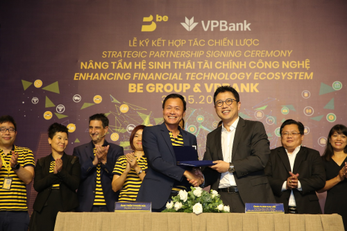 Ông Trần Thanh Hải - Tổng Giám đốc Be Group (trái) và ông Fung Kai Jin - Phó tổng giám đốc VPBank (phải) ký kết hợp tác. 