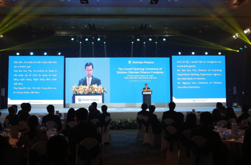 Ông Lim Young Jin - Chủ tịch kiêm Tổng giám đốc Shinhan Card phát biểu tại sự kiện.