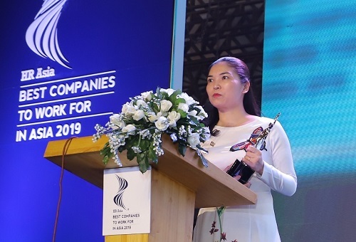 Bà Trần Thị Mỹ Hạnh - Phó tổng giám đốc Tập đoàn Sun Group phát biểu tại lễ trao giải.