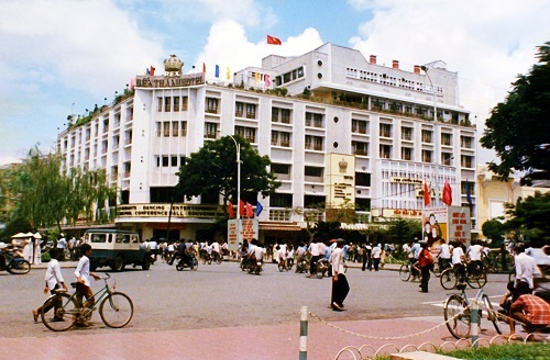 Từ tháng 6/1975, thương xá Rex được UBND TP HCM giao cho Công ty Du lịch Sài Gòn, lấy tên là khách sạn Bến Thành. Khách sạn Bến Thành đã tiếp nhận bàn giao và điều hành quản lý kinh doanh chủ yếu rạp chiếu bóng, nhà hàng và vũ trường. 