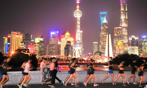 Người dân Thượng Hải tập chạy vào buổi tối. Ảnh: AFP