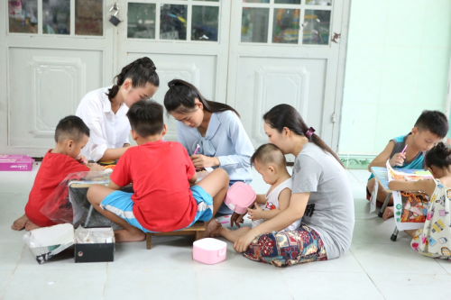 Các người đẹp xuất hiện mộc mạc và giản dị trong những trang phục thường ngày, không phấn son cầu kỳ. Tất cả đều hướng đến sự chân thành mà không hề khiến vẻ đẹp của riêng mình bị lu mờ.