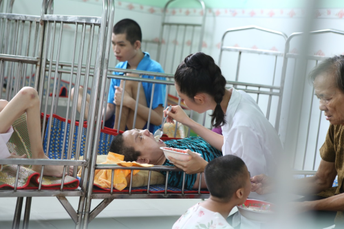 Không còn là một phần thi, sự mộc mạc chân chất được thể hiện qua những hành động quan tâm và lòng thương người khi tiếp xúc với những hoàn cảnh đặc biệt.