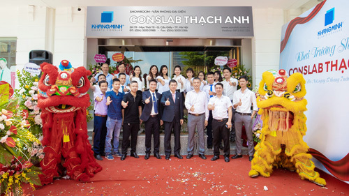 Lãnh đọa và cán bộ nhân viên Khang Minh Group tại Lễ khai trương showroom