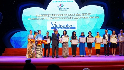 Bà Nguyễn Thị Huyền, Giám đốc Điều hành Vietrantour nhận bằng khen.