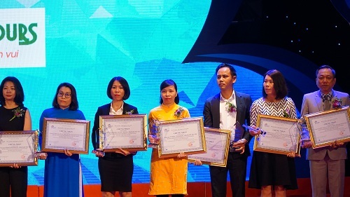 Bà Phạm Thị Bích Ngọc, Phó giám đốc Vietrantour (áo vàng) nhận bằng khen.