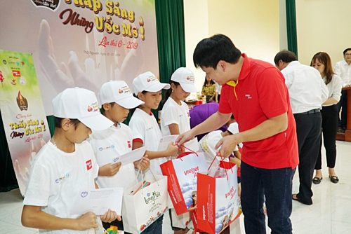 Đại diện Vietjet cùng ban tổ chức chương trình Thắp sáng những ước mơ trao quà, học bổng cho các bạn nhỏ tại Thái Nguyên