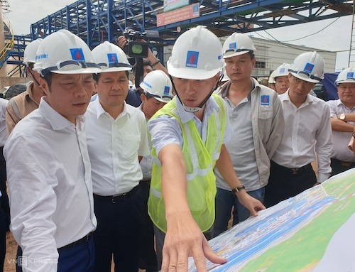 Ông Trần Tuấn Anh (trái) nghe báo cáo về tiến độ dự án Nhiệt điện Thái Bình 2. Ảnh: H.Thu