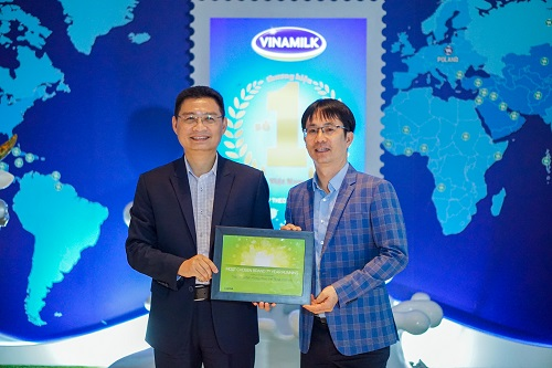 Ông Phan Minh Tiên (phải) - Giám đốc Điều hành Kinh doanh & Marketing của Vinamilk nhận chứng nhận bảy năm liên tiếp được chọn mua nhiều nhất thị trường từ Kantar.