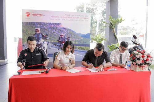 Đại diện Adayroi và Ducati Việt Nam ký kết hợp tác.