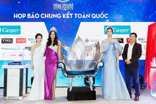 Họp báo Chung kết toàn quốc Miss World Vietnam 2019 công bố các vật phẩm đăng quang có sự tham gia của Hoa hậu Việt Nam 2018 -  Trần Tiểu Vy (thứ hai từ trái qua) và Hoa hậu Việt Nam 2016 - Đỗ Mỹ Linh (thứ hai từ phải sang).