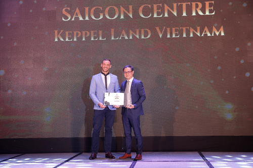 Đại diện Công ty Keppel Land Vietnam nhận giải thưởng.