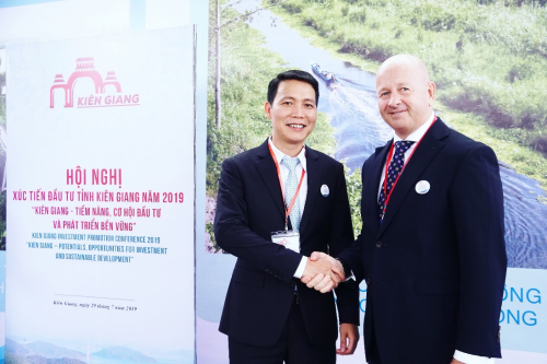 Phó Tổng giám đốc Hasco Group ông Nguyễn Minh Ly cùng đối tác ngoại.