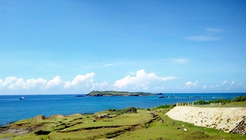 Bình Thuận thu hút du khách bởi những bãi biển vắng người, khung cảnh thiên nhiên hoang sơ. Ảnh: Tính Phú Quý.