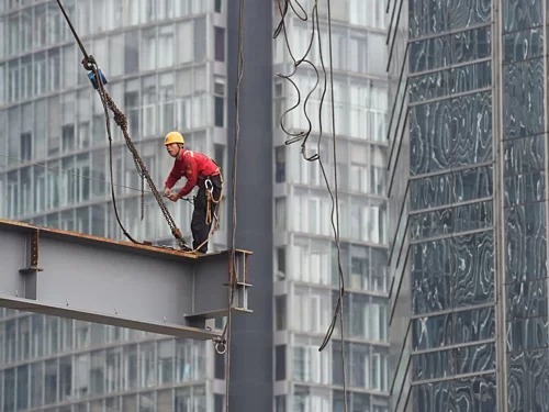 Công nhân làm việc tại một công trường ở Bắc Kinh (Trung Quốc). Ảnh: AFP