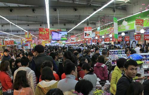 Khách mua hàng tại một siêu thị BigC ở Hà Nội. Ảnh: Anh Tú