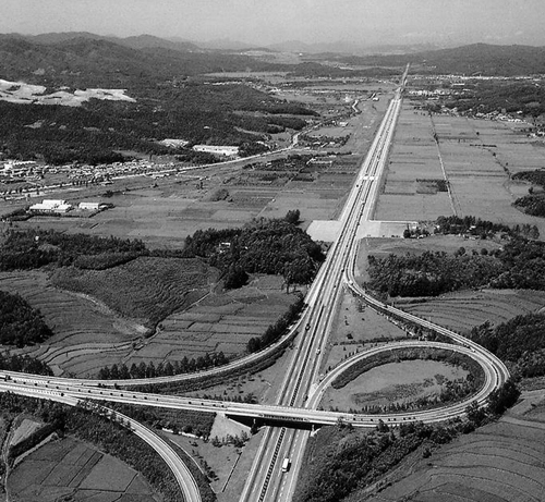 Cao tốc Gyeongbu hoàn thành năm 1970. Ảnh: Chosun Ilbo