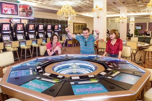 Khách nước ngoài chơi cá cược tại casino lớn nhất Quảng Ninh. Ảnh: Agoda, Royal Villas Halong.