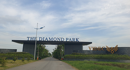 Cổng vào dự án The Diamond Park. Ảnh: Nguyễn Hà
