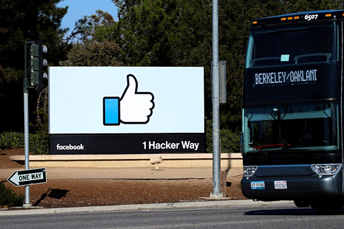 Biển chỉ dẫn ở lối vào trụ sở Facebook tại California (Mỹ). Ảnh: Reuters