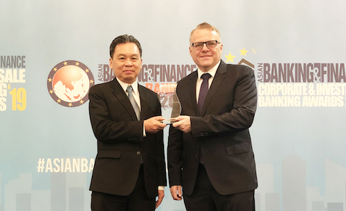 Đại diện lãnh đạo HDBank - ông Trần Hoài Phương (trái) – Phó giám đốc khối Khách hàng doanh nghiệp nhận giải thưởng.