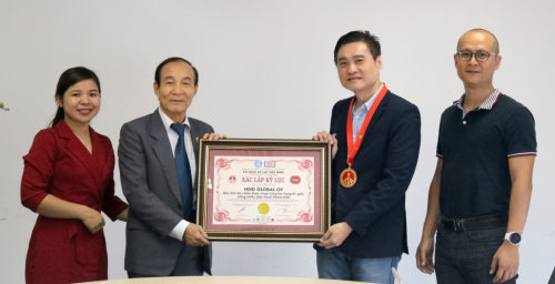 Đại diện HMD Global nhận giải thưởng từ Tổ chức kỷ lục gia Việt Nam.