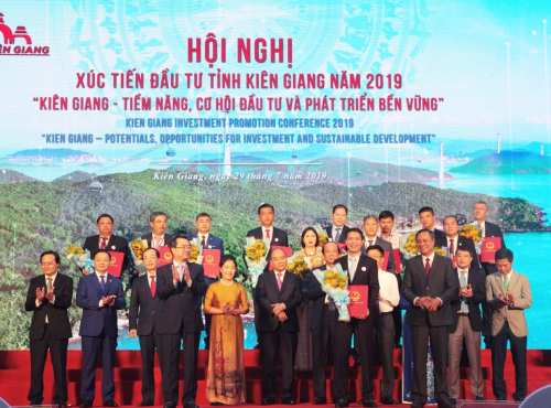 Phó Tổng giám đốc Hasco Group ông Nguyễn Minh Ly nhận quyết định chủ trương chấp thuận đầu tư.