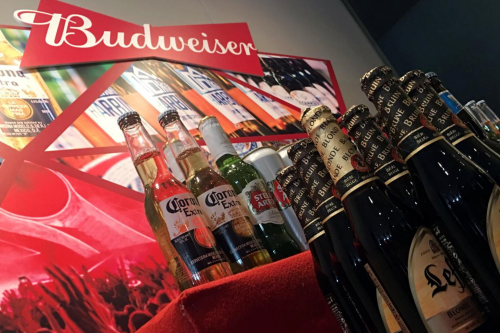 Các sản phẩm của Budweiser Brewing Company APC tại một sự kiện giới thiệu cơ hội đầu tư trước thềm IPO. Ảnh: Reuters