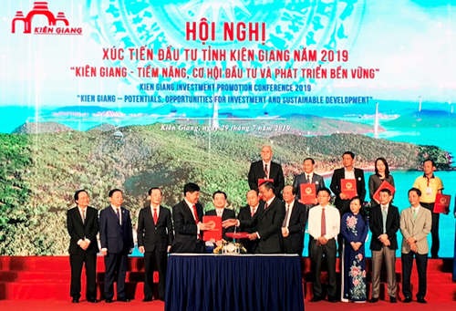 Đại diện UBND tỉnh Kiên Giang và đại diện IPPG ký kết hợp tác xây dựng, đầu tư tại Phú Quốc, Kiên Giang.