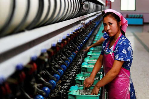 Công nhân trong một nhà máy tơ lụa ở Bình Nhưỡng (Triều Tiên). Ảnh: Reuters