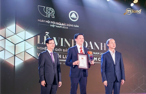 Đại diện MLand Vietnam nhận giải thưởng Top 10 sàn bất động sản tiêu biểu 2018.