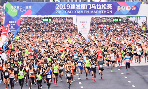 Hàng nghìn runner qua vạch xuất phát tại giải marathon ở Hạ Môn, Trung Quốc năm nay. Ảnh: XM