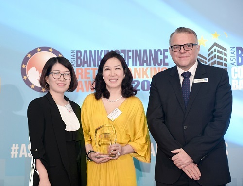 Đại diện PVcomBank lên nhận giải tại sự kiện ngày 18/7 ở Singapore.